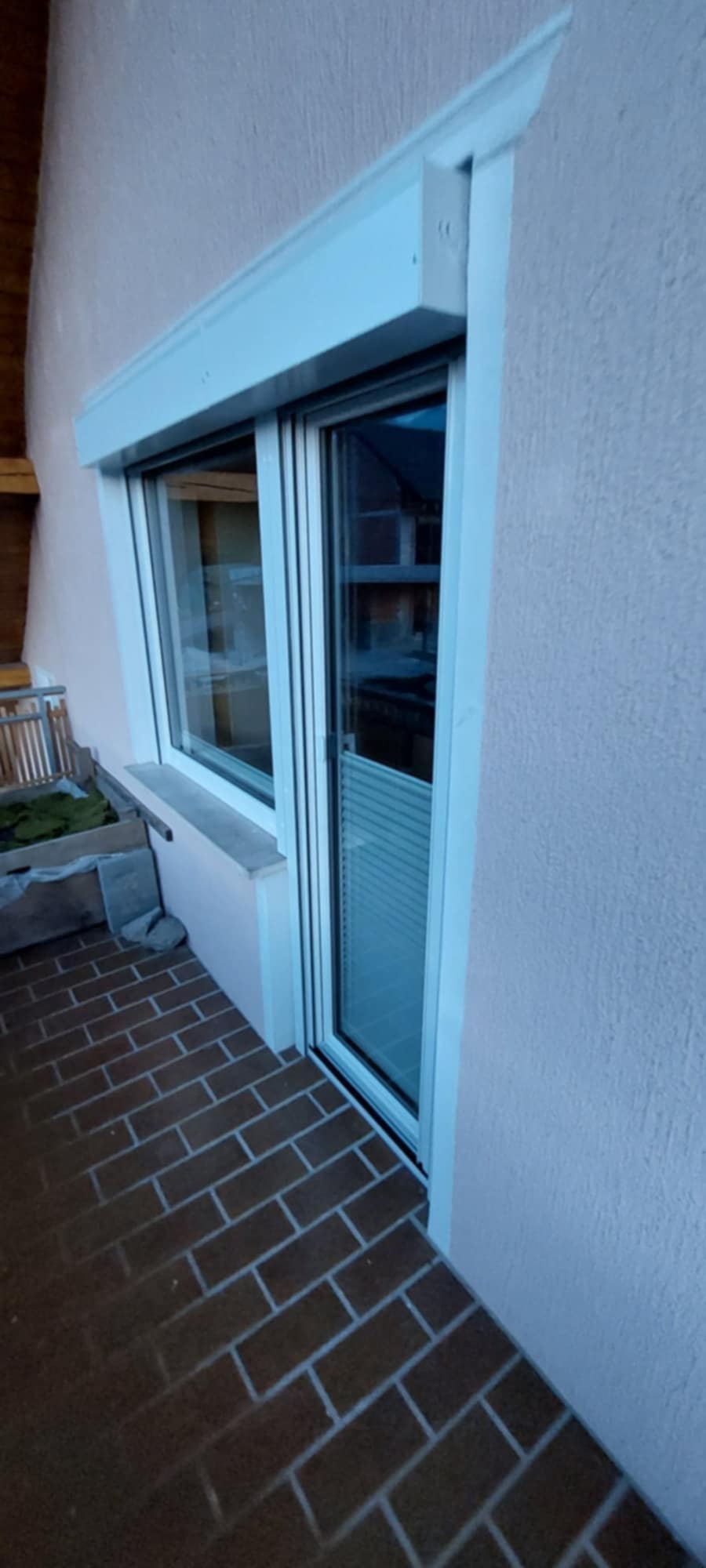 Detajl montaže balkonskih vrat z zaključenim okvirjem