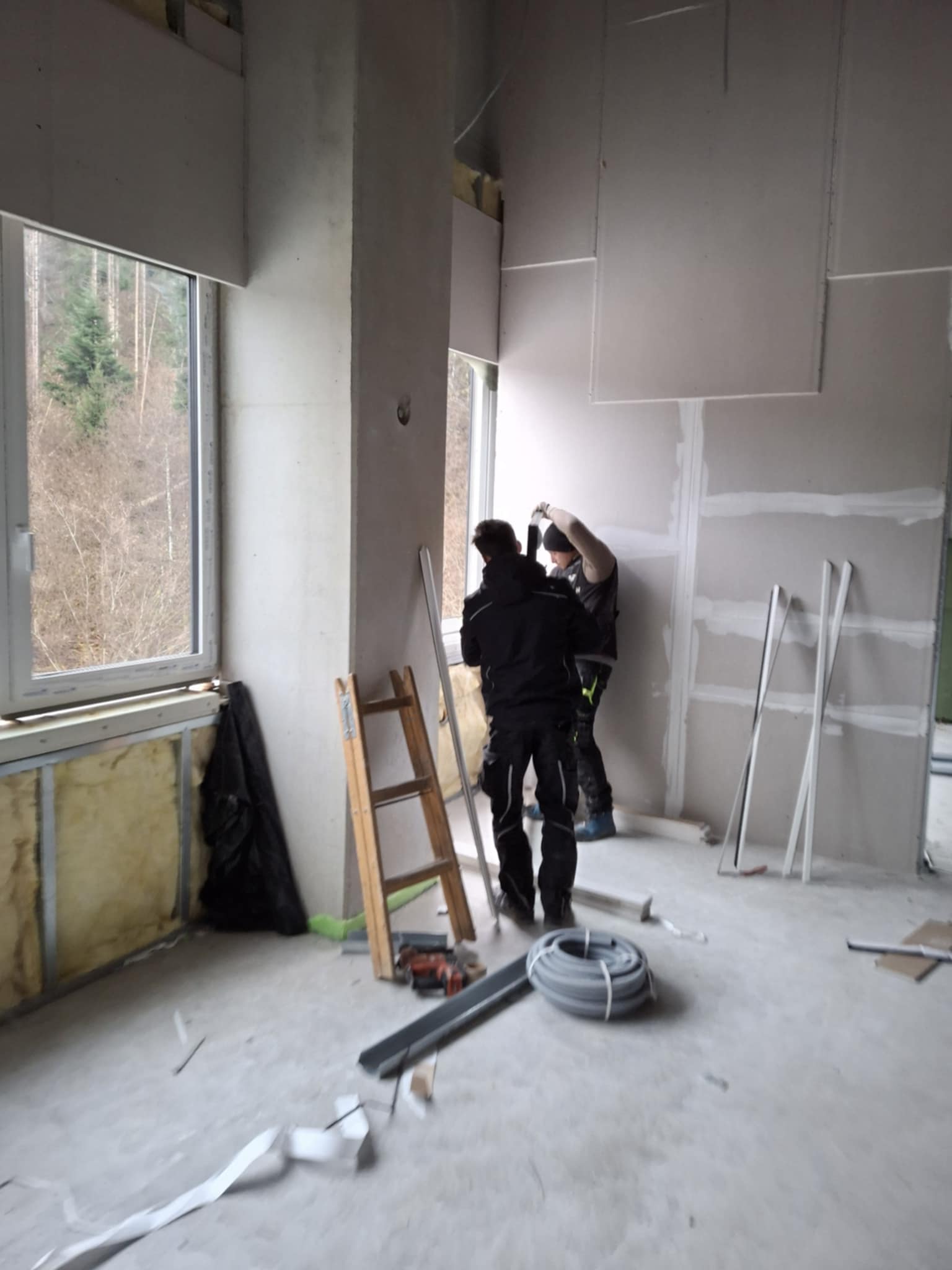 Montaža oken med izvedbo del na objektu