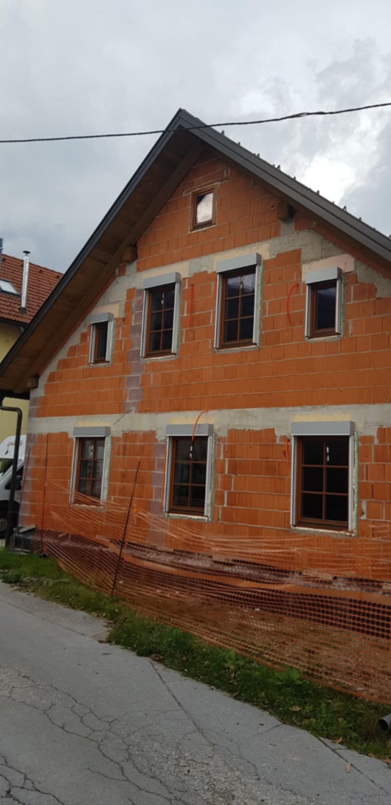 Zaključena montaža oken na fasadi hiše